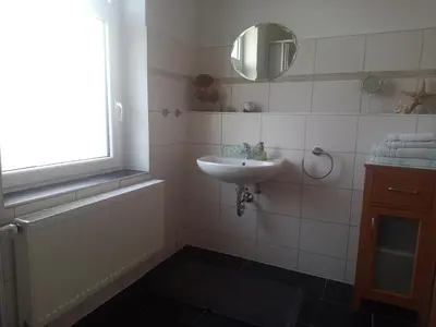 Ein Badezimmer in der Unterkunft Ferienwohnung am Kurpark Ostrau