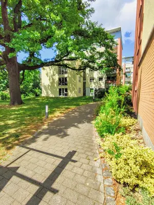 Ein Garten an der Unterkunft Gemütliche Ferienwohnung in ruhiger Lage