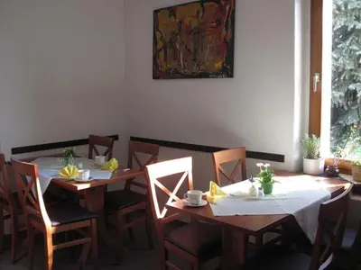 Ein Restaurant oder anderes Speiselokal in der Unterkunft Dresdner Höhe