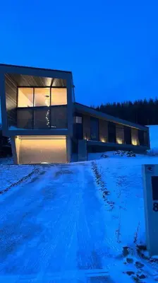 Das Gebäude in dem sich die Villa befindet