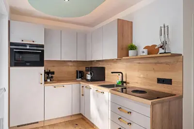 Küche/Küchenzeile in der Unterkunft EDLER WOHNRAUM Luxuriöse Stadtoase mit Balkon, Kaffeevollautomat, Lift & Parkplatz