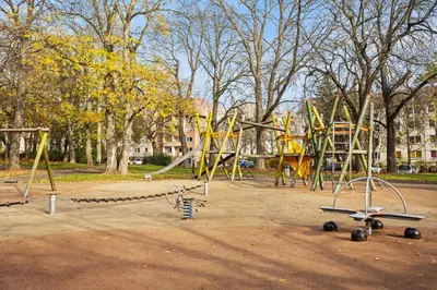 Ein Kinderspielbereich in der Unterkunft EDLER WOHNRAUM Luxuriöse Stadtoase mit Balkon, Kaffeevollautomat, Lift & Parkplatz