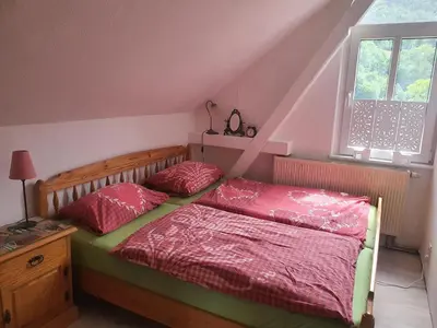 Ein Bett oder Betten in einem Zimmer der Unterkunft Ferienwohnung Kirchblick