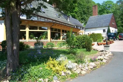 Ein Garten an der Unterkunft Gaststätte & Pension Oelmuehle