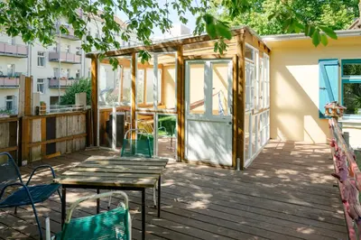 Ein Balkon oder eine Terrasse in der Unterkunft The Upholstery Tinyhouse Deluxe Eco Chalet Kreativ Citynah