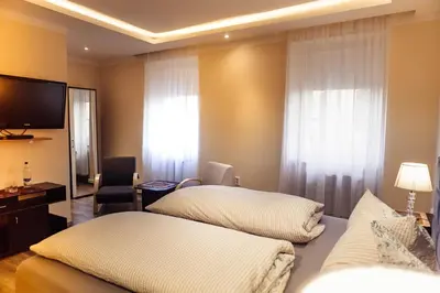 Ein Bett oder Betten in einem Zimmer der Unterkunft Hotel und Restaurant Golden Village