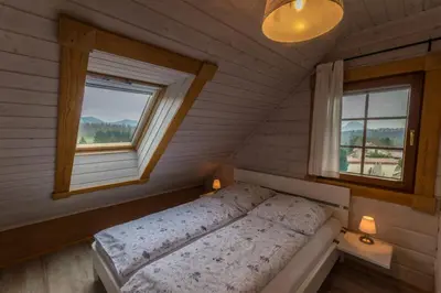Ein Bett oder Betten in einem Zimmer der Unterkunft Ferienwohnung im Blockhaus Rosenkranz