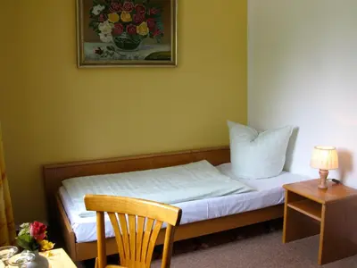 Ein Bett oder Betten in einem Zimmer der Unterkunft Landhotel Goldener Becher