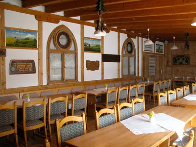 Ein Restaurant oder anderes Speiselokal in der Unterkunft Landhotel Goldener Becher