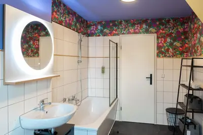 Ein Badezimmer in der Unterkunft Pop Art Apartment - Balkon, Netflix, Nespresso, Zentral, Messe