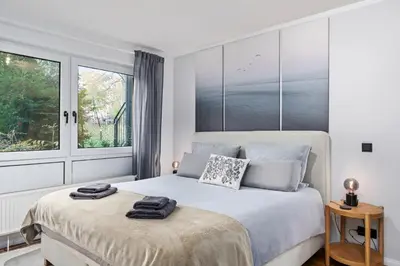 Ein Bett oder Betten in einem Zimmer der Unterkunft EDLER WOHNRAUM Noble Stadtoase mit Boxspringbett, Kaffeevollautomat, Lift & Parkplatz