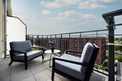 Ein Balkon oder eine Terrasse in der Unterkunft NK Apartments - Hafencity Dresden mit Elbblick - Modern & Zentral