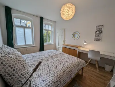 Ein Bett oder Betten in einem Zimmer der Unterkunft Chemnitz Saxonia HomeDeLuxe Hochwertige 50qm 2-Zimmer-Ferienwohnung mit privaten Kfz Parkplatz Stellplatz mit MWSt-Rechnung mit XXL Hülsta Bett & Etagenbett mit InternetFlatrate - Ideal für Familien, Paare, Kulturinteressierte & Geschäftsreisende!