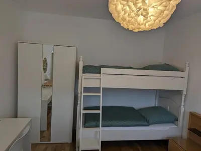 Ein Bett oder Betten in einem Zimmer der Unterkunft Chemnitz Saxonia HomeDeLuxe Hochwertige 50qm 2-Zimmer-Ferienwohnung mit privaten Kfz Parkplatz Stellplatz mit MWSt-Rechnung mit XXL Hülsta Bett & Etagenbett mit InternetFlatrate - Ideal für Familien, Paare, Kulturinteressierte & Geschäftsreisende!