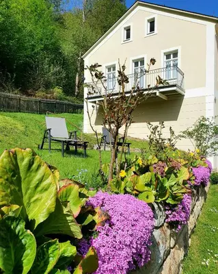 Ein Garten an der Unterkunft Hotel Garni Dekorahaus