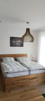 Ein Bett oder Betten in einem Zimmer der Unterkunft Wunderschöne Ferienwohnung direkt an der Elbe, Alt-und Neustadtnähe
