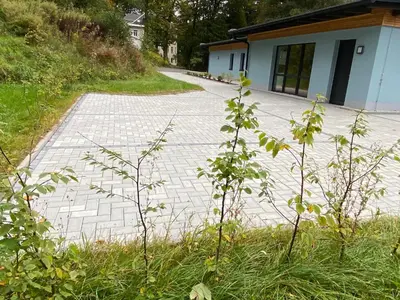Ein Garten an der Unterkunft Luxuriöses rollstuhlgerechtes Ferienapartment A1 mit umzäunten Garten, 65qm