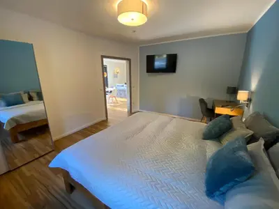 Ein Bett oder Betten in einem Zimmer der Unterkunft Luxuriöses rollstuhlgerechtes Ferienapartment A1 mit umzäunten Garten, 65qm