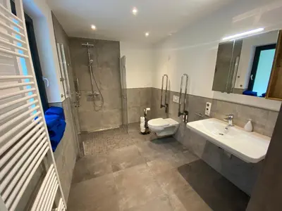 Ein Badezimmer in der Unterkunft Luxuriöses rollstuhlgerechtes Ferienapartment A1 mit umzäunten Garten, 65qm