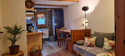 Ein Sitzbereich in der Unterkunft Ferienwohnung am Bächelweg