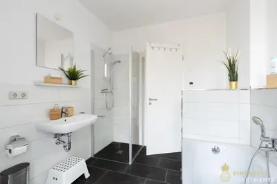 Ein Badezimmer in der Unterkunft PINEAPPLE APARTMENTS - Zwinger VIII - 85qm - 1x free parking