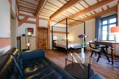 Ein Bett oder Betten in einem Zimmer der Unterkunft Renaissance Fachwerkhaus