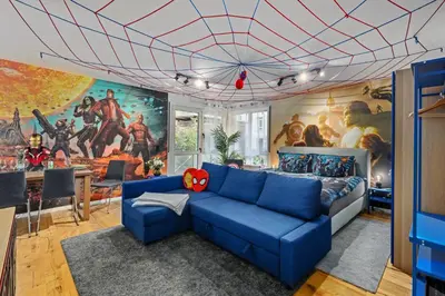 Ein Sitzbereich in der Unterkunft EDLER WOHNRAUM Disney Marvel Studio mit Balkon, Boxspringbett, Kaffeevollautomat, Lift & Parkplatz