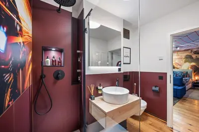 Ein Badezimmer in der Unterkunft EDLER WOHNRAUM Disney Marvel Studio mit Balkon, Boxspringbett, Kaffeevollautomat, Lift & Parkplatz