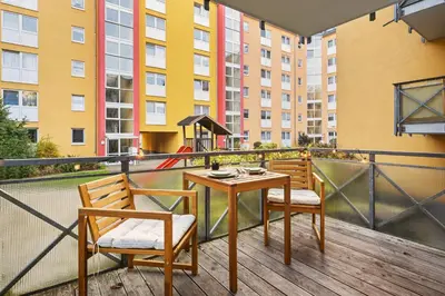 Ein Balkon oder eine Terrasse in der Unterkunft EDLER WOHNRAUM Disney Marvel Studio mit Balkon, Boxspringbett, Kaffeevollautomat, Lift & Parkplatz