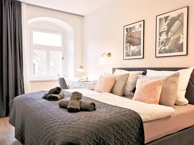 Ein Bett oder Betten in einem Zimmer der Unterkunft Fynbos Apartments Deluxe, Balkon, historisch, Parkplatz