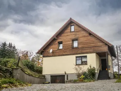Das Gebäude in dem sich das Ferienhaus befindet