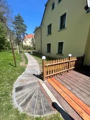 Ein Garten an der Unterkunft Ferienwohnung in Freital bei Dresden