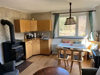 Küche/Küchenzeile in der Unterkunft Urige Berghütte mit Kamin und Sauna im Erzgebirge nahe Schwarzwassertal