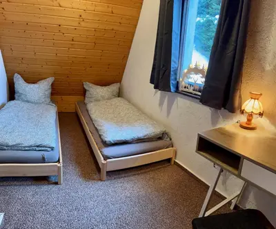 Ein Bett oder Betten in einem Zimmer der Unterkunft Urige Berghütte mit Kamin und Sauna im Erzgebirge nahe Schwarzwassertal