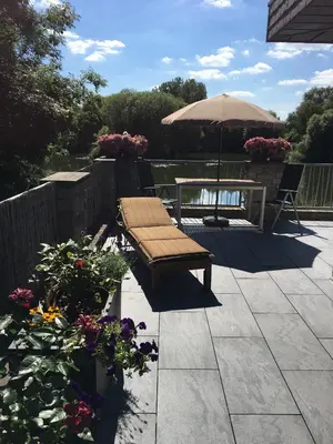 Ein Garten an der Unterkunft Pension am See