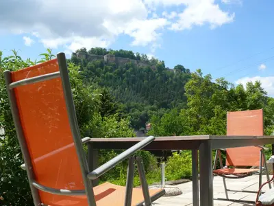 Ein allgemeiner Bergblick oder ein Berglick von des Ferienhauses aus