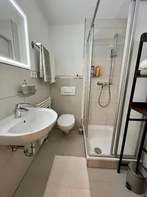 Ein Badezimmer in der Unterkunft Studio an der Elbe mit Balkon, Küche und Netflix