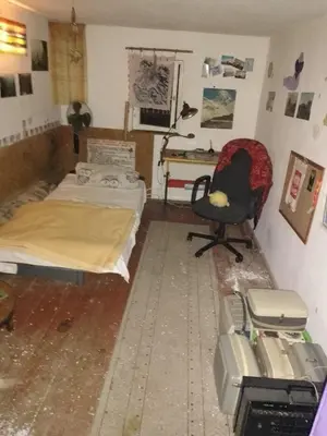 Ein Bett oder Betten in einem Zimmer der Unterkunft Ruhig und spartanisch Wohnen im Denkmal