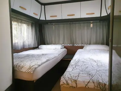 Ein Bett oder Betten in einem Zimmer der Unterkunft Wohnwagen am Rittergut Dornreichenbach
