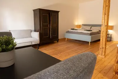 Ein Bett oder Betten in einem Zimmer der Unterkunft Loft Apartment mit großer Badewanne B