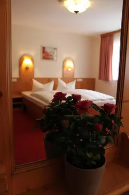 Ein Bett oder Betten in einem Zimmer der Unterkunft Gasthaus& Pension Zum Roten Haus