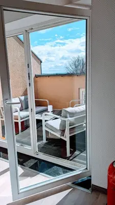 Ein Balkon oder eine Terrasse in der Unterkunft Rooftop Art Apartment, E-Roller,Ausblick,WLAN,TV, Netflix