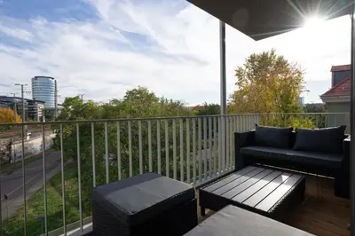 Ein Balkon oder eine Terrasse in der Unterkunft Cozy City Dream Apartment mit Terrasse und Parkplatz - 90m²