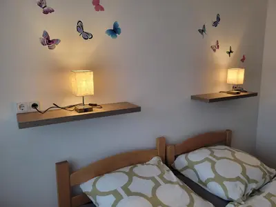 Ein Bett oder Betten in einem Zimmer der Unterkunft Ferienwohnung am Wald