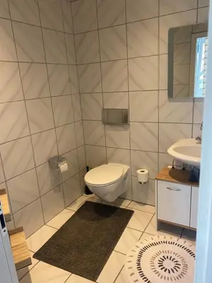 Ein Badezimmer in der Unterkunft Ferienwohnung Königsstraße mit Waschmöglichkeit, ohne Dusche
