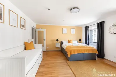 Ein Bett oder Betten in einem Zimmer der Unterkunft PINEAPPLE APARTMENTS - Studio-Apartment am Zwinger