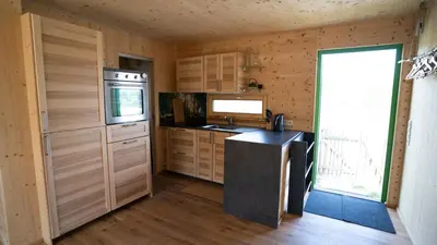 Küche/Küchenzeile in der Unterkunft Holzhaus am Bergheider See