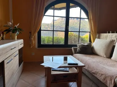 Ein Sitzbereich in der Unterkunft Ferienwohnung 1 Festungsblick