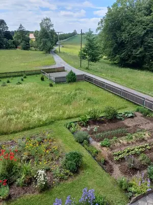 Ein Garten an der Unterkunft Haus Falkensteinblick