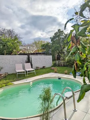 Der Swimmingpool an oder in der Nähe von Mabé